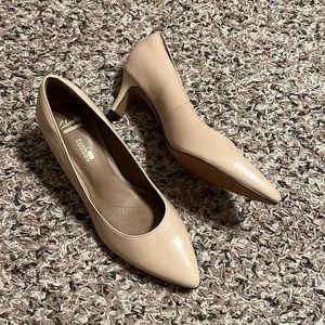 Clarks tan heel